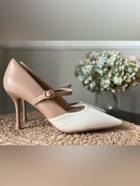 NWT and Box: Bicolor Grace Pointed Toe Heeled Pump (Apricot)